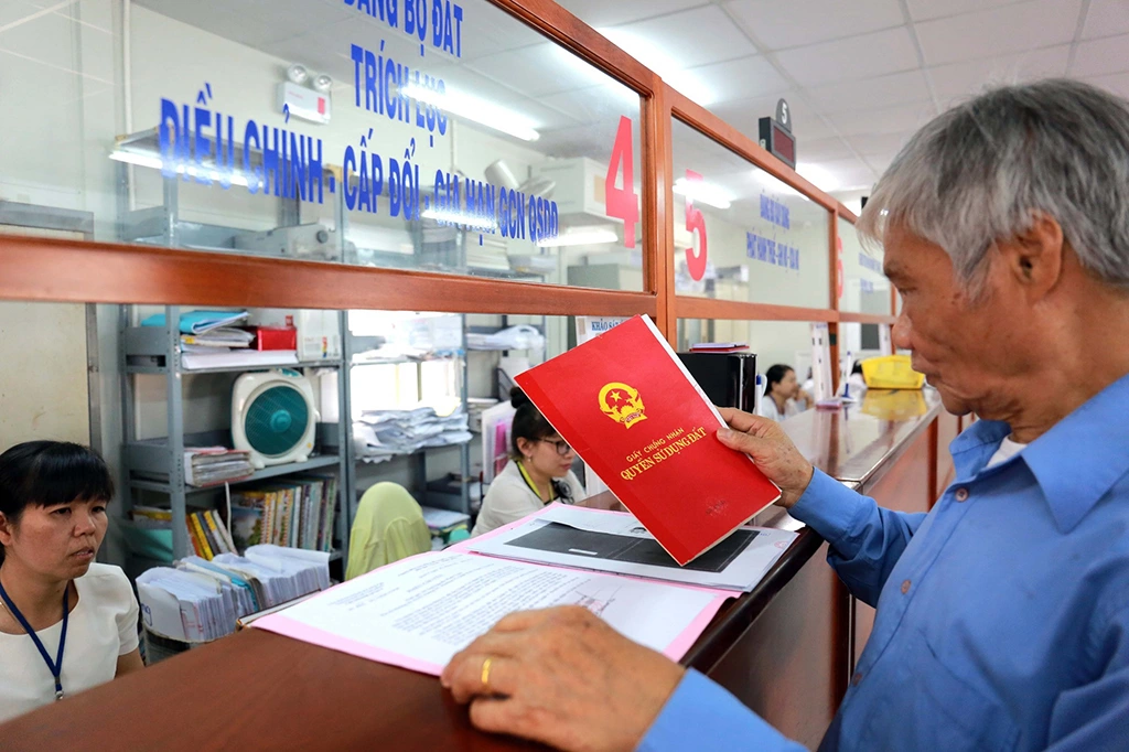 Người dân nên làm thủ tục cấp sổ đỏ trước 01/01/2026 để tiết kiệm chi phí