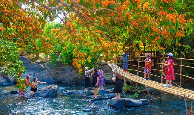 Du khách tham quan suối Tà Má, xã Vĩnh Hiệp (huyện Vĩnh Thạnh)